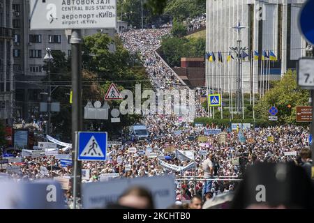 Sacerdoti della Chiesa Ortodossa Ucraina del Patriarcato di Mosca, suore e credenti partecipano alla processione religiosa nel centro di Kyiv, Ucraina, 27 luglio 2021. (Foto di Maxym Marusenko/NurPhoto) Foto Stock