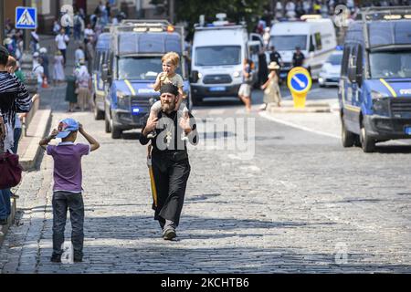 Sacerdoti della Chiesa Ortodossa Ucraina del Patriarcato di Mosca, suore e credenti partecipano alla processione religiosa nel centro di Kyiv, Ucraina, 27 luglio 2021. (Foto di Maxym Marusenko/NurPhoto) Foto Stock