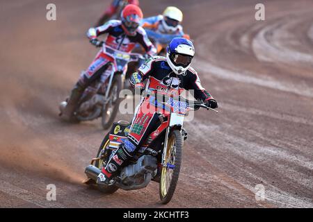 Paul Bowen di Belle Vue Cool Running Colts conduce Joe Alcock di Eastbourne Seagulls durante la partita della National Development League tra Belle Vue Aces e Eastbourne Seagulls al National Speedway Stadium di Manchester venerdì 23rd luglio 2021. (Foto di Eddie Garvey/MI News/NurPhoto) Foto Stock