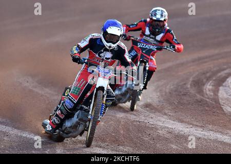 Paul Bowen di Belle Vue Cool Running Colts conduce Joe Alcock di Eastbourne Seagulls durante la partita della National Development League tra Belle Vue Aces e Eastbourne Seagulls al National Speedway Stadium di Manchester venerdì 23rd luglio 2021. (Foto di Eddie Garvey/MI News/NurPhoto) Foto Stock