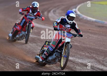 Paul Bowen di Belle Vue Cool Running Colts conduce Joe Alcock di Eastbourne Seagulls durante la partita della National Development League tra Belle Vue Aces e Eastbourne Seagulls al National Speedway Stadium di Manchester venerdì 23rd luglio 2021. (Foto di Eddie Garvey/MI News/NurPhoto) Foto Stock