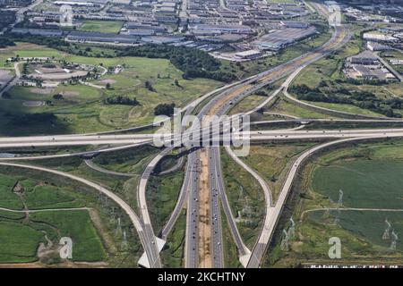 Autostrade trafficate viste sopra la città di Mississauga, Ontario, Canada. (Foto di Creative Touch Imaging Ltd./NurPhoto) Foto Stock