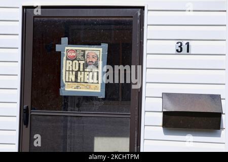 La prima pagina del giornale lodando la morte di Osama bin Laden è affasciata alla porta d'ingresso di una piccola casa in Ontario, Canada, il 21 maggio 2011. (Foto di Creative Touch Imaging Ltd./NurPhoto) Foto Stock