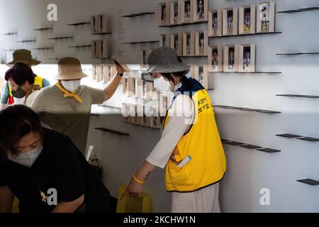 I membri del consiglio delle vittime di Sewol ritraggono i ritratti delle vittime che sono stati esposti nello spazio della memoria di Sewol in Piazza Gwanghwamun il 27 luglio 2021 a Seoul, Corea del Sud. Il Consiglio delle vittime di Sewol ha concordato con il Governo Metropolitano di Seoul di esporre temporaneamente varie mostre, tra cui ritratti delle vittime presso l'ingresso principale della Sala dell'Assemblea Metropolitan di Seoul. Il nuovo spazio commemorativo è ancora in discussione. Il disastro del traghetto di Sewol al largo della costa sud-occidentale della Corea ha causato 304 vittime, per lo più studenti delle scuole superiori in viaggio educativo. (Foto di Chris Jung/NurPhoto) Foto Stock