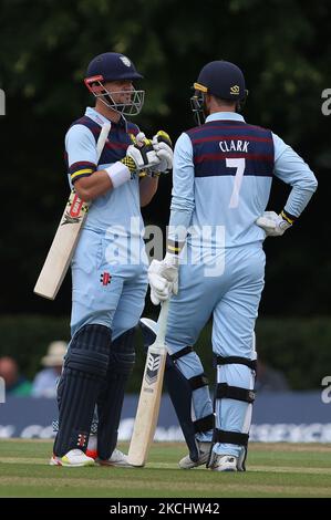 Alex Lees di Durham (l) e Graham Clark di Durham parlano durante la partita della Royal London One Day Cup tra Middlesex County Cricket Club e Durham County Cricket Club a Cobden Hill, Radlett, martedì 27th luglio 2021. (Foto di will Matthews/MI News/NurPhoto) Foto Stock