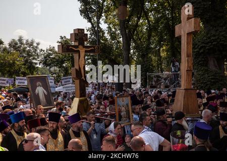 Sacerdoti e migliaia di persone si sono riuniti da tutto il paese per celebrare il 1033rd° anniversario del battesimo di Rus a Kyiv, Ucraina, il 27 luglio 2021. (Foto di Konstantinos Zilos/NurPhoto) Foto Stock