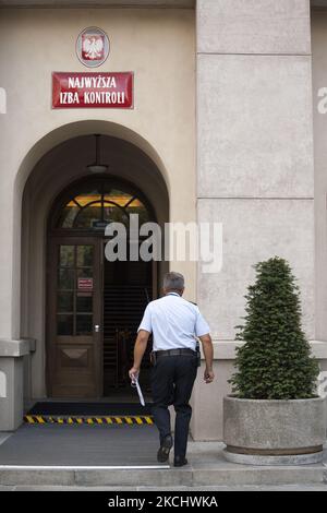 Edificio della Suprema Audit Office visto a Varsavia il 28 luglio 2021. (Foto di Maciej Luczniewski/NurPhoto) Foto Stock