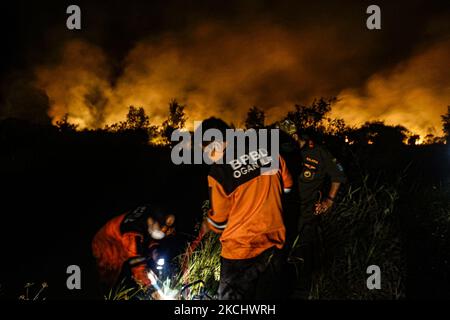 Gli incendi di peatland si sono verificati mercoledì 28 luglio 2021 nel villaggio di Sungai Rambutan, Regency di Ogan Ilir, Sumatra meridionale. Questa zona di terra bruciata alle 4,00:00 (Foto di Sigit Prasetya/NurPhoto) Foto Stock