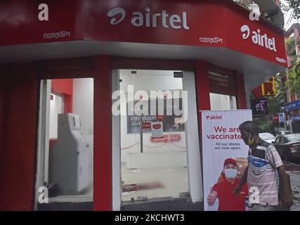 Un uomo passa davanti a un negozio Airtel a Kolkata, India, 28 luglio 2021. Il prezzo delle azioni Bharti Airtel sale del 5%. Le azioni del giantâ di telecomunicazioni erano in vendita a RS 567 per azione. secondo un rapporto dei media indiani, Â€œBharti Airtel sta ottenendo un positivo slancio in stock a causa dell'aumento delle tariffe per l'abbonato postpagato. (Foto di Indranil Aditya/NurPhoto) Foto Stock