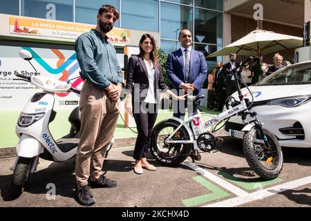 Il sindaco di Roma Virginia Raggi (C), il 8th° comune Amedeo Ciaccheri, Amedeo Ciaccheri e amministratore delegato di on Group, Alessandro di Meo parteciperanno all'inaugurazione del progetto pilota Charge and Share, hub di mobilità elettrica integrata e multimediale, il 28 luglio 2021 a Roma. (Foto di Andrea Ronchini/NurPhoto) Foto Stock