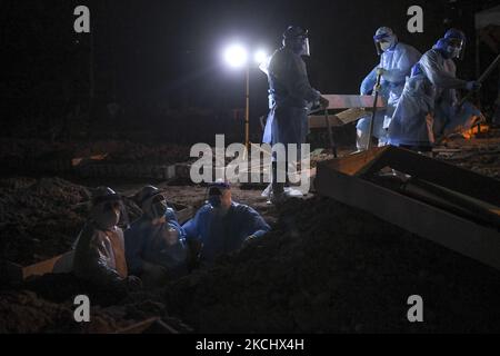 L'operatore sanitario trasporta il corpo di una vittima di Covid-19 per la sepoltura a Kuala Lumpur, Malesia, il 29 luglio 2021. (Foto di Mat Zain/NurPhoto) Foto Stock