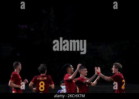 Gianluca Mancini di AS Roma (2nd R ) festeggia con i compagni di squadra dopo aver segnato una partita di calcio internazionale amichevole tra AS Roma e FC Porto allo stadio Bela Vista di Lagoa, in Portogallo, il 28 luglio 2021. (Foto di Pedro FiÃºza/NurPhoto) Foto Stock