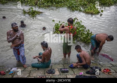 Residenza di balneazione sulle rive del fiume Buriganga durante un blocco imposto dal governo del Bangladesh per frenare la diffusione di Covid-19 coronavirus a Dacca il 27 luglio 2021. (Foto di Ahmed Salahuddin/NurPhoto) Foto Stock