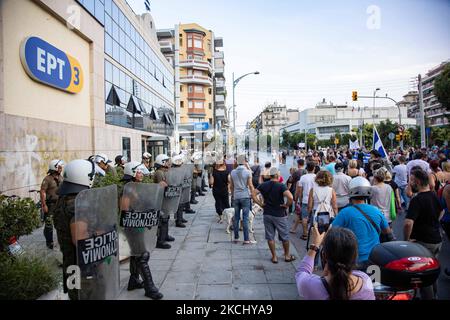 La dimostrazione di fronte al ERT3 l'edificio pubblico TV. Centinaia di persone, meno del grande raduno precedente, si vedono alla dimostrazione contro il vaccino obbligatorio che si è tenuta a Salonicco in Grecia mercoledì 28 luglio 2021. Una settimana dopo la massiccia protesta contro la vaccinazione obbligatoria, la campagna anti-vaxx continua con un grande gruppo che protesta nelle strade della città di Salonicco. La protesta è stata organizzata attraverso i social media da credenti anti-vaccinazioni. Secondo il gruppo hanno partecipato più di 5000 persone, mentre la polizia ha valutato ufficiosamente aro Foto Stock