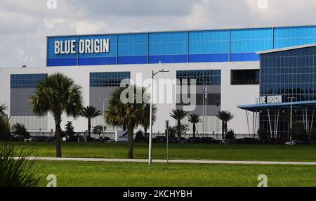 La fabbrica di razzo New Glenn di Blue Origin si trova il 29 luglio 2021 a Cape Canaveral, Florida. Blue Origin sta spingendo indietro il primo lancio del suo nuovo razzo Glenn alla fine del 2022 per motivi tecnici e finanziari a seguito della decisione della forza spaziale di non selezionare Blue Origin come fornitore di lancio per la sicurezza nazionale. (Foto di Paul Hennessy/NurPhoto) Foto Stock