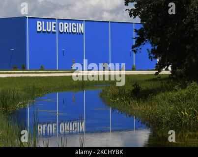 La fabbrica di razzo New Glenn di Blue Origin si trova il 29 luglio 2021 a Cape Canaveral, Florida. Blue Origin sta spingendo indietro il primo lancio del suo nuovo razzo Glenn alla fine del 2022 per motivi tecnici e finanziari a seguito della decisione della forza spaziale di non selezionare Blue Origin come fornitore di lancio per la sicurezza nazionale. (Foto di Paul Hennessy/NurPhoto) Foto Stock