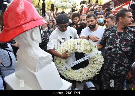 L'ex star del calcio brasiliano Ronaldinho arriva a porre una corona di fiori in ricordo dei membri della difesa civile libanese che sono stati uccisi quasi un anno prima durante l'esplosione che ha fatto oscillare il porto della capitale libanese Beirut, Presso il quartier generale dei vigili del fuoco di Beirut, vicino al sito dell'esplosione del porto, il 29 luglio 2021. (Foto di Str/NurPhoto) Foto Stock