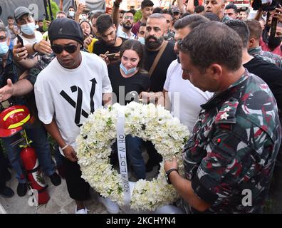 L'ex star del calcio brasiliano Ronaldinho arriva a porre una corona di fiori in ricordo dei membri della difesa civile libanese che sono stati uccisi quasi un anno prima durante l'esplosione che ha fatto oscillare il porto della capitale libanese Beirut, Presso il quartier generale dei vigili del fuoco di Beirut, vicino al sito dell'esplosione del porto, il 29 luglio 2021. (Foto di Str/NurPhoto) Foto Stock