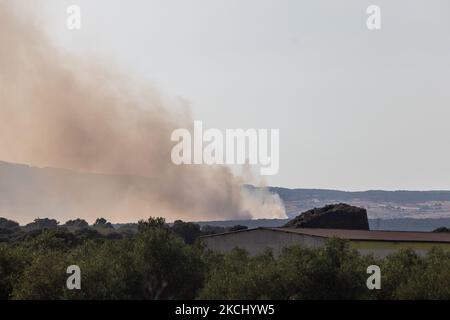 29/07/2021 Cuggioni, Oristano Italia. I fuochi selvatici visti dal Nuraghe Losa. Molti incendi sono scoppiati nella zona centrale della Sardegna, in provincia di Oristano, e hanno costretto centinaia di persone ad abbandonare le loro case. (Foto di Mauro Ujetto/NurPhoto) Foto Stock