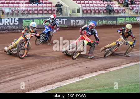 Ben Trigger (bianco) guida ben Woodhull (blu) Harry McGurk (rosso) e Mickie Simpson (giallo) durante la partita della National Development League tra Belle Vue Colts e Leicester Lion Cubs al National Speedway Stadium di Manchester, giovedì 29th luglio 2021. (Foto di Ian Charles/MI News/NurPhoto) Foto Stock