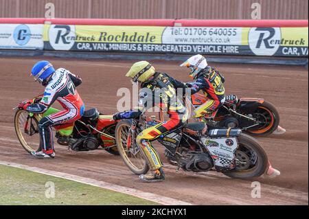 Ben Woodhull (Blue) guida ben Trigger (White) e Mickie Simpson (Yellow) durante la partita della National Development League tra Belle Vue Colts e Leicester Lion Cubs al National Speedway Stadium di Manchester giovedì 29th luglio 2021. (Foto di Ian Charles/MI News/NurPhoto) Foto Stock