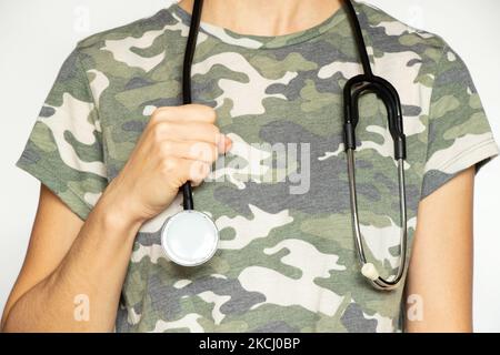 Infermiera militare con stetoscopio su sfondo isolato, militare Foto Stock
