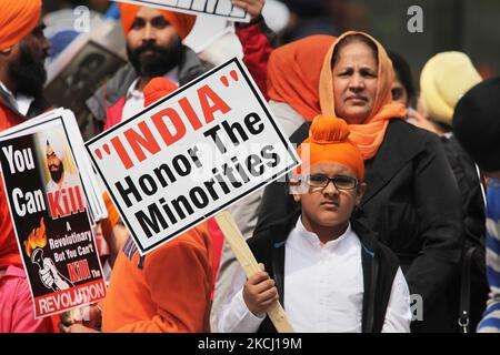 I Sikh canadesi protestano contro la pena di morte in India e per la clemenza per il professor Bhullar durante la parata del giorno di Khalsa a Toronto, Ontario, Canada, il 28 aprile 2013. Bhullar è stato condannato a morte, il 25 agosto 2001, per l'esplosione del 10 settembre 1993 presso l'ufficio del Congresso dei giovani indiani (IYC) a Nuova Delhi, che ha lasciato nove persone morte e molti feriti. Dopo 18 anni di detenzione, l'appello del prof. Bhullar contro la pena di morte è fallito il 12th aprile 2013 presso i tribunali indiani. I sostenitori affermano di essere stato falsamente accusato del bombardamento del 1993. (Foto di Creative Touch Imaging Ltd./Nu Foto Stock