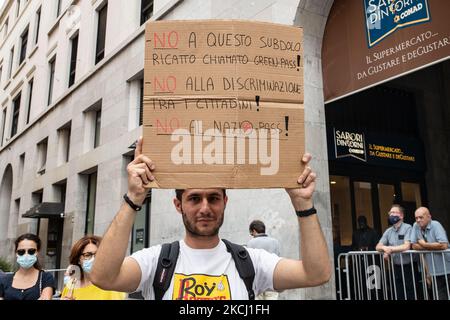 No Vax e Free Vax continuano a rally per il secondo fine settimana consecutivo contro l’uso del green pass e le restrizioni che avranno effetto sul non vaccinato, a Brescia, Italia, il 30 luglio 2021. Il tessera sanitaria, ''Green Pass'', sarà obbligatoria per accedere a musei, cinema, palestre, piscine, stadi sportivi e tavoli al coperto in ristoranti e bar, a partire dal 6th agosto 2021. Il pass mostrerà che le persone sono state vaccinate, testate negative negli ultimi 48h o recuperate da Covid-19. (Foto di Stefano Nicoli/NurPhoto) Foto Stock