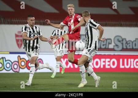 Marco Brescianini dell'AC Monza compete per la palla con Merih Demiral e Matthijs De ligt durante la partita amichevole pre-stagione tra l'AC Monza e la Juventus - Trofeo Berlusconi 2021 - allo Stadio Brianteo il 31 luglio 2021 a Monza, Italia. (Foto di Giuseppe Cottini/NurPhoto) Foto Stock