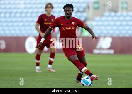 Amadou Diawara di AS Roma in azione durante una partita di calcio internazionale amichevole tra AS Roma e Sevilla FC allo stadio Algarve di Loule, Portogallo il 31 luglio 2021. (Foto di Pedro FiÃºza/NurPhoto) Foto Stock