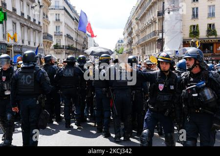 Dispositivo di polizia molto importante durante la manifestazione contro il pass sanitario a Parigi, in Francia, il Juy 31, 2021. Un'impressionante presenza di polizia per sorvegliare la manifestazione ha portato a numerose tensioni con alcuni dimostranti. I dimostranti sono stati bloccati in Place de la Bastile, il punto di arrivo della manifestazione, per più di due ore, in questa occasione si sono verificati numerosi scontri tra la polizia e i dimostranti. (Foto di Vincent Koebel/NurPhoto) Foto Stock