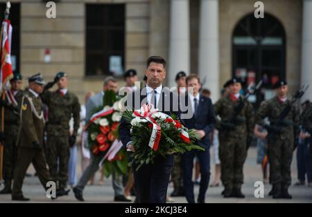 Sylwester Tulajew, membro del Parlamento e segretario di Stato al Ministero dell'interno e dell'amministrazione, presta una corona al monumento al Milite Ignoto, durante la cerimonia commemorativa del 77th° anniversario della rivolta di Varsavia nel centro di Lublino. Domenica 1 agosto 2021, a Lublino, Voivodato di Lublino, Polonia. (Foto di Artur Widak/NurPhoto) Foto Stock