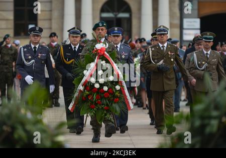 I rappresentanti dei servizi in uniforme depongono una corona al monumento al Milite Ignoto, durante la cerimonia commemorativa del 77th° anniversario dell'insurrezione di Varsavia nel centro di Lublino. Domenica 1 agosto 2021, a Lublino, Voivodato di Lublino, Polonia. (Foto di Artur Widak/NurPhoto) Foto Stock