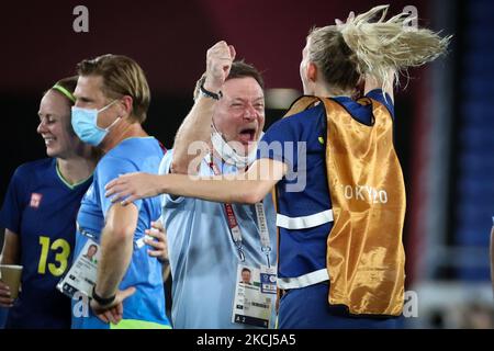 I giocatori della squadra Svezia celebrano la vittoria dopo la partita tra Australia e Svezia il 10° giorno dei Giochi Olimpici di Tokyo 2020 allo Stadio Internazionale Yokohama il 02 agosto 2021 a Yokohama, Kanagawa, Giappone. (Foto di Ayman Aref/NurPhoto) Foto Stock