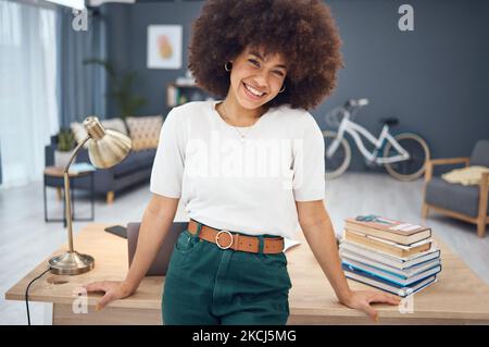 Ritratto, donna nera e felice nel suo ufficio a casa, relax e sorriso e salotto di lavoro. Donna, freelance e imprenditore entusiasta di remoto Foto Stock