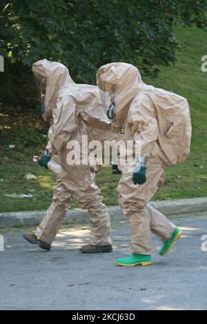 Materiali pericolosi emergenza lavoratori rispondere a una chiamata per pulire una pericolosa fuoriuscita di sostanze chimiche a Toronto, Ontario, Canada, il 24 settembre 2008. (Foto di Creative Touch Imaging Ltd./NurPhoto) Foto Stock