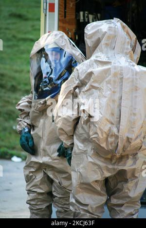 Materiali pericolosi i lavoratori di risposta alle emergenze si adattano mentre rispondono ad una chiamata per ripulire una pericolosa fuoriuscita di sostanze chimiche a Toronto, Ontario, Canada, il 24 settembre 2008. (Foto di Creative Touch Imaging Ltd./NurPhoto) Foto Stock