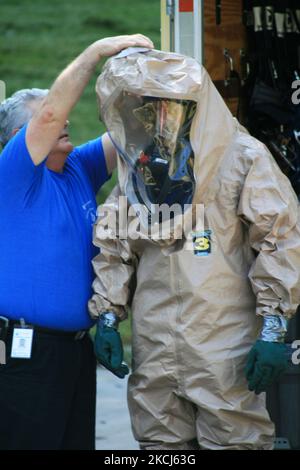 L'uomo si adatta ai materiali pericolosi i lavoratori che rispondono a una chiamata per ripulire una pericolosa fuoriuscita di sostanze chimiche a Toronto, Ontario, Canada, il 24 settembre 2008. (Foto di Creative Touch Imaging Ltd./NurPhoto) Foto Stock