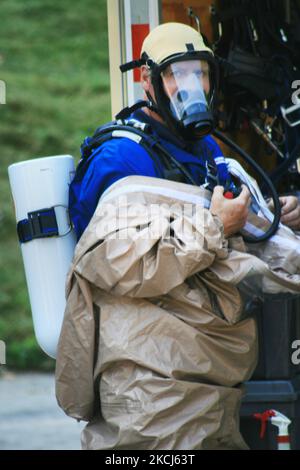 Materiali pericolosi l'operaio di risposta di emergenza si adatta mentre risponde ad una chiamata per ripulire una perdita chimica pericolosa a Toronto, Ontario, Canada, il 24 settembre 2008. (Foto di Creative Touch Imaging Ltd./NurPhoto) Foto Stock