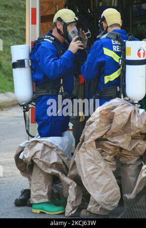 Materiali pericolosi gli addetti alle emergenze si vestiscono mentre rispondono a una chiamata per ripulire una pericolosa fuoriuscita di sostanze chimiche a Toronto, Ontario, Canada, il 24 settembre 2008. (Foto di Creative Touch Imaging Ltd./NurPhoto) Foto Stock