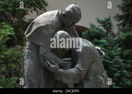 Monumento nel cortile dell'Università Cattolica di Lublino (KUL), che commemora l'incontro di Papa Giovanni Paolo II e del Primate di Polonia, il Cardinale Stefan Wyszynski, progettato dallo scultore polacco Jerzy Jarnuszkiewicz. Il Cardinale Wyszynski doveva essere beatificato a Varsavia il 7 giugno 2020, ma la beatificazione è stata ritardata a causa della pandemia del COVID-19 e riprogrammata al 12 settembre 2021. Sabato 31 luglio 2021, a Lublino, Voivodato di Lublino, Polonia. (Foto di Artur Widak/NurPhoto) Foto Stock