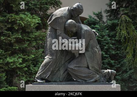 Monumento nel cortile dell'Università Cattolica di Lublino (KUL), che commemora l'incontro di Papa Giovanni Paolo II e del Primate di Polonia, il Cardinale Stefan Wyszynski, progettato dallo scultore polacco Jerzy Jarnuszkiewicz. Il Cardinale Wyszynski doveva essere beatificato a Varsavia il 7 giugno 2020, ma la beatificazione è stata ritardata a causa della pandemia del COVID-19 e riprogrammata al 12 settembre 2021. Sabato 31 luglio 2021, a Lublino, Voivodato di Lublino, Polonia. (Foto di Artur Widak/NurPhoto) Foto Stock