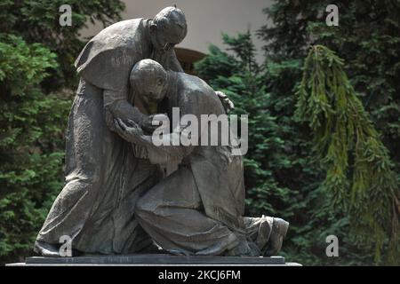 Monumento nel cortile dell'Università Cattolica di Lublino (KUL), che commemora l'incontro di Papa Giovanni Paolo II e del Primate di Polonia, il Cardinale Stefan Wyszynski, progettato dallo scultore polacco Jerzy Jarnuszkiewicz. Il Cardinale Wyszynski doveva essere beatificato a Varsavia il 7 giugno 2020, ma la beatificazione è stata ritardata a causa della pandemia del COVID-19 e riprogrammata al 12 settembre 2021. Sabato 31 luglio 2021, a Lublino, Voivodato di Lublino, Polonia. (Foto di Artur Widak/NurPhoto) Foto Stock