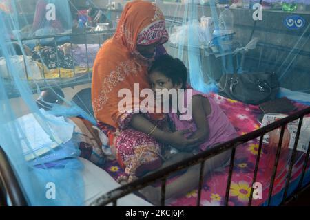 I pazienti di dengue infantile del Bangladesh coperti da una zanzariera soffrono di febbre dengue in quanto ricevono cure nella sezione di ammissione dell'ospedale pediatrico di Dhaka a Dhaka, Bangladesh, il 3 agosto 2021. Quasi 3500 persone sono state ricoverate in ospedale da gennaio e negli ultimi tre giorni 788 pazienti sono stati ricoverati in ospedale detto ufficio del Dipartimento della Salute. (Foto di Mamunur Rashid/NurPhoto) Foto Stock