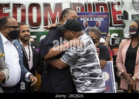 Il reverendo Jesse Jackson, attivista veterano dei diritti civili, e gli elettori neri contano il co-fondatore Cliff Albright Embrace quando Jackson è apparso in una conferenza stampa con i rappresentanti di stato prima di una marcia dal Museo di storia afro-americana alla Casa Bianca, mercoledì 4 agosto. (Foto di Zach Brien/NurPhoto) Foto Stock