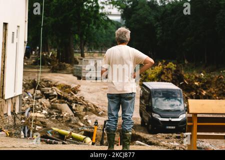 Un uomo guarda la scena allagata lungo il fiume Ahr a Bad Neuenahr-Ahrweiler, Germania il 4 agosto 2021 come due settimane dopo il disastro alluvione (Foto di Ying Tang/NurPhoto) Foto Stock