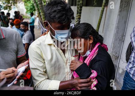 Un membro della famiglia si è rotto in lacrime quando è venuto di fronte al morgue del Dhaka Medical College per prendere il corpo di un parente, a Dhaka, Bangladesh. Il 4 agosto 2021. Chi è stato ucciso in un terribile incendio alla Hashem Food and Beverage Factory, una filiale del Sajib Group a Rupganj, Narayanganj, quasi un mese dopo ha incanalato corpi morti di 24 operai di fabbrica consegnati a famiglie su un totale di 45, dice ufficiale. (Foto di Zabed Hasnain Chowdhury/NurPhoto) Foto Stock