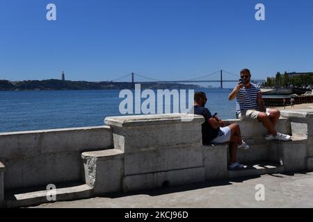 La gente si trova vicino a Cais das Colunas, sul retro del fiume Tejo, a Lisbona. 03 agosto 2021. La pandemia di covid-19 ha causato almeno 4.234.618 morti in tutto il mondo da quando L'OMS ha rilevato la malattia in Cina alla fine di dicembre 2019, secondo la valutazione basata su dati ufficiali. Più di 198.815.960 casi di infezione sono stati diagnosticati a livello globale dall'inizio della pandemia. (Foto di Jorge Mantilla/NurPhoto) Foto Stock