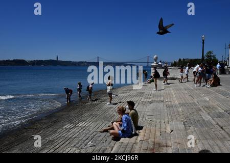 La gente si trova vicino a Cais das Colunas, sulle rive del fiume Tejo, a Lisbona. 03 agosto 2021. La pandemia di covid-19 ha causato almeno 4.234.618 morti in tutto il mondo da quando L'OMS ha rilevato la malattia in Cina alla fine di dicembre 2019, secondo la valutazione basata su dati ufficiali. Più di 198.815.960 casi di infezione sono stati diagnosticati a livello globale dall'inizio della pandemia. (Foto di Jorge Mantilla/NurPhoto) Foto Stock