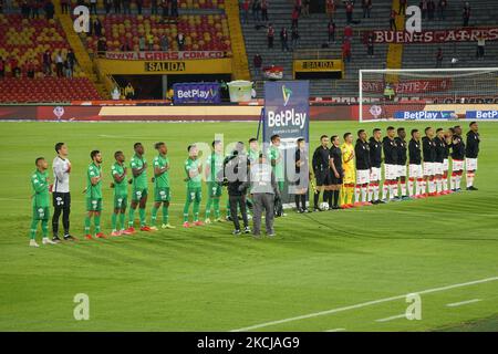 Giocatori di Independiente Santa Fe e Atletico Nacional line-up prima della partita della BetPlay League tra Independiente Santa Fe e Atletico Nacional a Bogotà, Colombia, il 4 agosto 2021. (Foto di Daniel Garzon Herazo/NurPhoto) Foto Stock